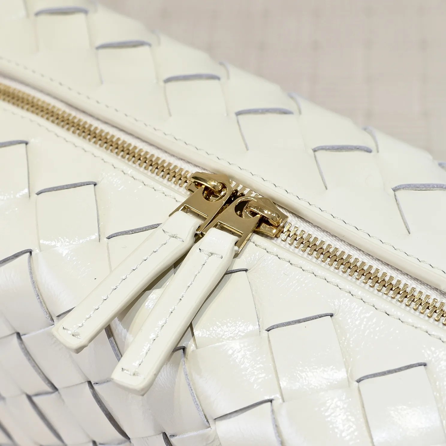 Batch 1660 𝗕𝗼𝘁𝘁𝗲𝗴𝗮 𝗩𝗲𝗻𝗲𝘁𝗮———— The latest version of the loop camera bag💥 from BV’s King of Cost-Effectiveness counter, large woven texture➕Ultra-high quality wax leather as always, with zippers, hardware decoration on both sides, adjustable drawstrings, it is especially suitable for the tummy💫It can hold anything, it is also very light, suitable🈴️for girls of all ages, size: 22*15*8cm, style number: 6126
